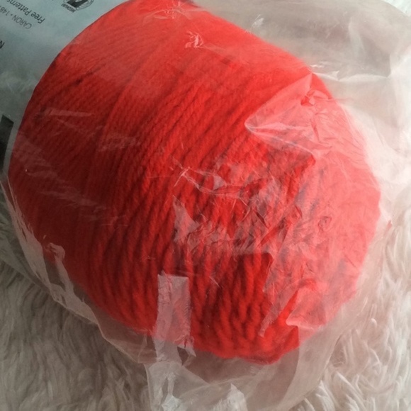 1 skein of red yarn - Scarlet - Picture 6 of 11